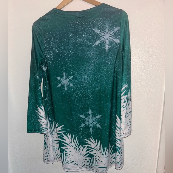 Casual Long Sleeve Holiday Snow Flake Images Shirt Women Size Medium Green NWOT - Picture 3 of 4